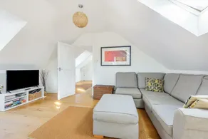 Modern, cosy, tranquil, welcome to the coach house - Image 3