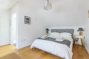 Modern, cosy, tranquil, welcome to the coach house - Image 2