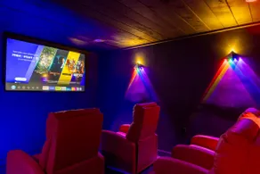 Chic Luxury Haven, nightclub room, theater, 9 beds - Image 5