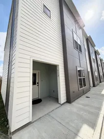 Étouffée House • 2 Master Bedrooms • Luxury Stay • Sports Complex - Image 5