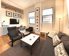 Art-filled bright spacious 1 bedrm W'burg + deck - Image 5