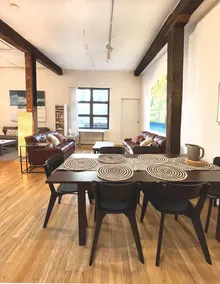 Art-filled bright spacious 1 bedrm W'burg + deck - Image 3