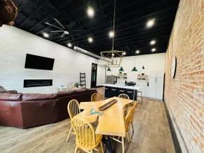 {penthouse} Epic Suites on Main - Image 4
