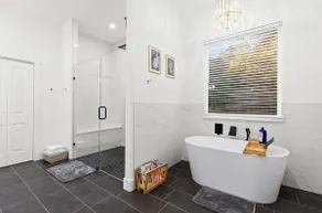 *Master suite*Soaking Tub* Spacious Kitchen* - Image 2