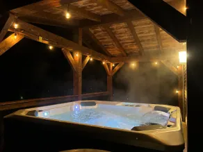Brookside Retreat: hot tub + pickleball - Image 4