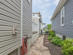 4BR 2BA 1st FL w outdoor shower - Image 4