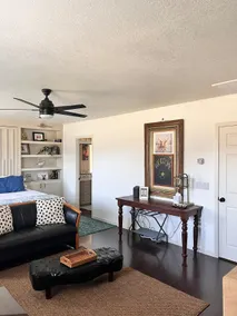Suite retreat along Historic 71 - Image 4