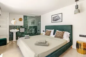 Group Townhouse · Rooftop Terrace · Sleeps 7 - Image 3