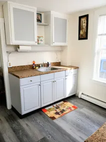 Updated studio 7 minute walk to beach. FREE Park! - Image 3
