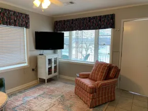 Charming waterfront condo on Lake Hamilton - Image 2