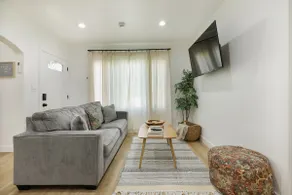 •Stylish 2BR in Dtwn Riverside• - Image 5