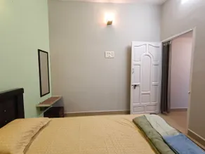 Beautiful bedroom - Image 5