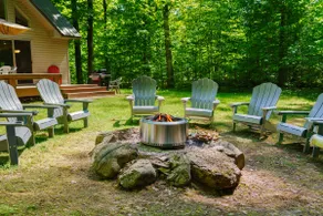 Rustic chalet w/ fireplace & deck - Image 2