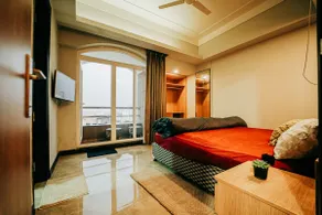 Private suite with balcony - Image 4
