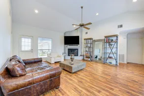 Family / Work 4BR Big Driveway Restaurants & parks - Image 2