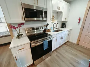 Sunny JAX Dwelling• Spacious 1BR w/ Local Charm - Image 5