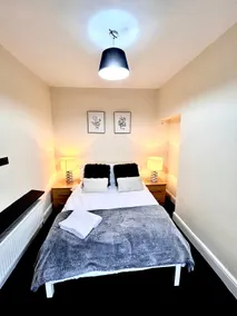 Beautiful 4 bedroom property with 5G WI-FI and smart tv - Image 2
