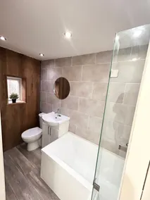 Beautiful 4 bedroom property with 5G WI-FI and smart tv - Image 4