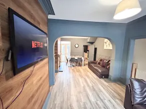 Beautiful 4 bedroom property with 5G WI-FI and smart tv - Image 5