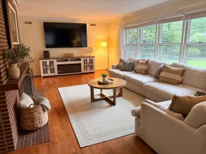 Spacious 3 bd Home with Office, GameRoom & Balcony - Image 2