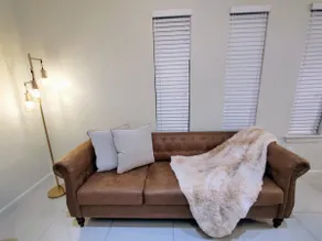 Great Homey Space-Access to Everything 3BD/2B Apt - Image 4