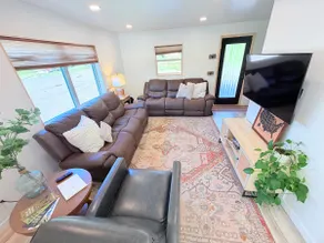 Clean+Modern on Trailside •Pets OK• trailer space! - Image 2