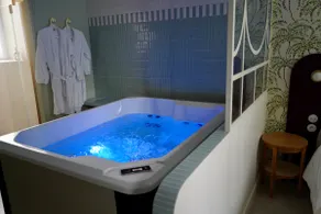 Le Cocon private spa with giant screen - Image 2