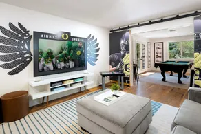 Premier Location: Group-Friendly, Walk to Autzen! - Image 2