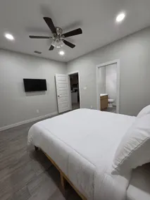 Modern Central Stay - Image 4