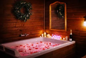Romantic Chalet, XXL Spa, Home Theater, 5 min to Downtown - Image 2