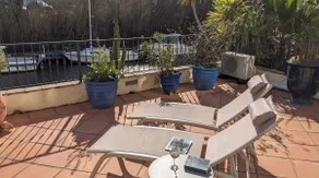 On the water: 50 m² terrace, paddle, air con & parking - Image 4