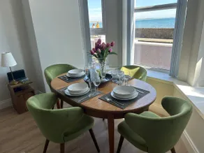 Appartement spacieux de 3 chambres en bord de mer avec parking privé sécurisé et connexion Wi-Fi gratuite - Image 3