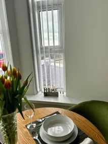 Appartement spacieux de 3 chambres en bord de mer avec parking privé sécurisé et connexion Wi-Fi gratuite - Image 4