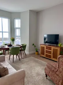 Appartement spacieux de 3 chambres en bord de mer avec parking privé sécurisé et connexion Wi-Fi gratuite - Image 2