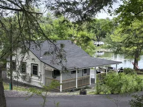 Lakefront Haven Modern Cottage - Image 2
