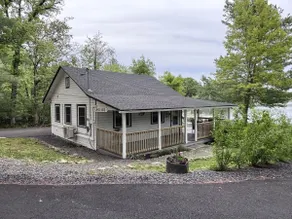 Lakefront Haven Modern Cottage - Image 3