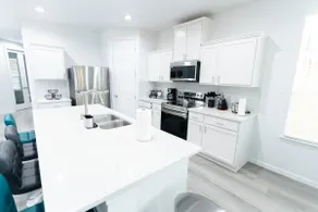 Luxurious Home, Near Downtown - Image 4