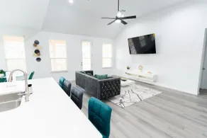 Luxurious Home, Near Downtown - Image 2