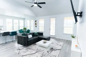 Luxurious Home, Near Downtown - Image 3