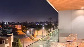 LH Suites: Urban elegance & unobstructed views - Image 5