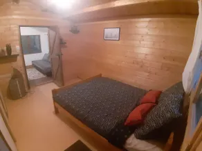 Small wooden cabin - Image 5