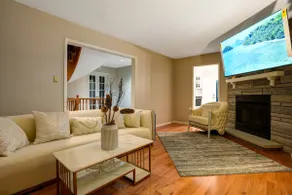 Sleek Spacious 2-Storey house c/w ping pong table - Image 2