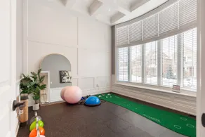 Luxury 5 Bedroom Home, free parking, private gym - Image 2