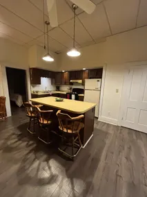 Spacious Downtown Apartment - Image 5