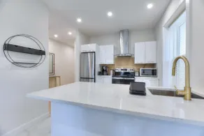 Modern Westmount Condo•AC•Laundry inside, Smart TV - Image 5