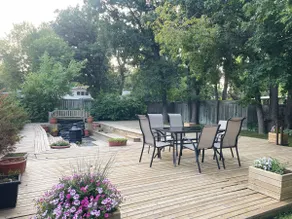 Spacious Cabin-Inspired City Stay w/ Dreamy yard - Image 2