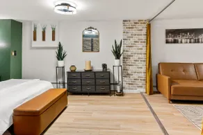 Intimate Retreat along NYC Skyline, Backyard - Image 4