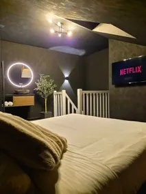 The Honeymoon - Jacuzzi - Sedan (La SuiteV) - Image 3