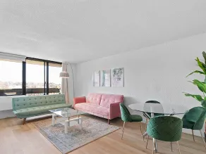 Sky View Downtown Condo + Free Indoor Parking - Image 4