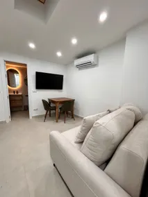 AeroSuites103 Madrid Accommodation - Image 2
